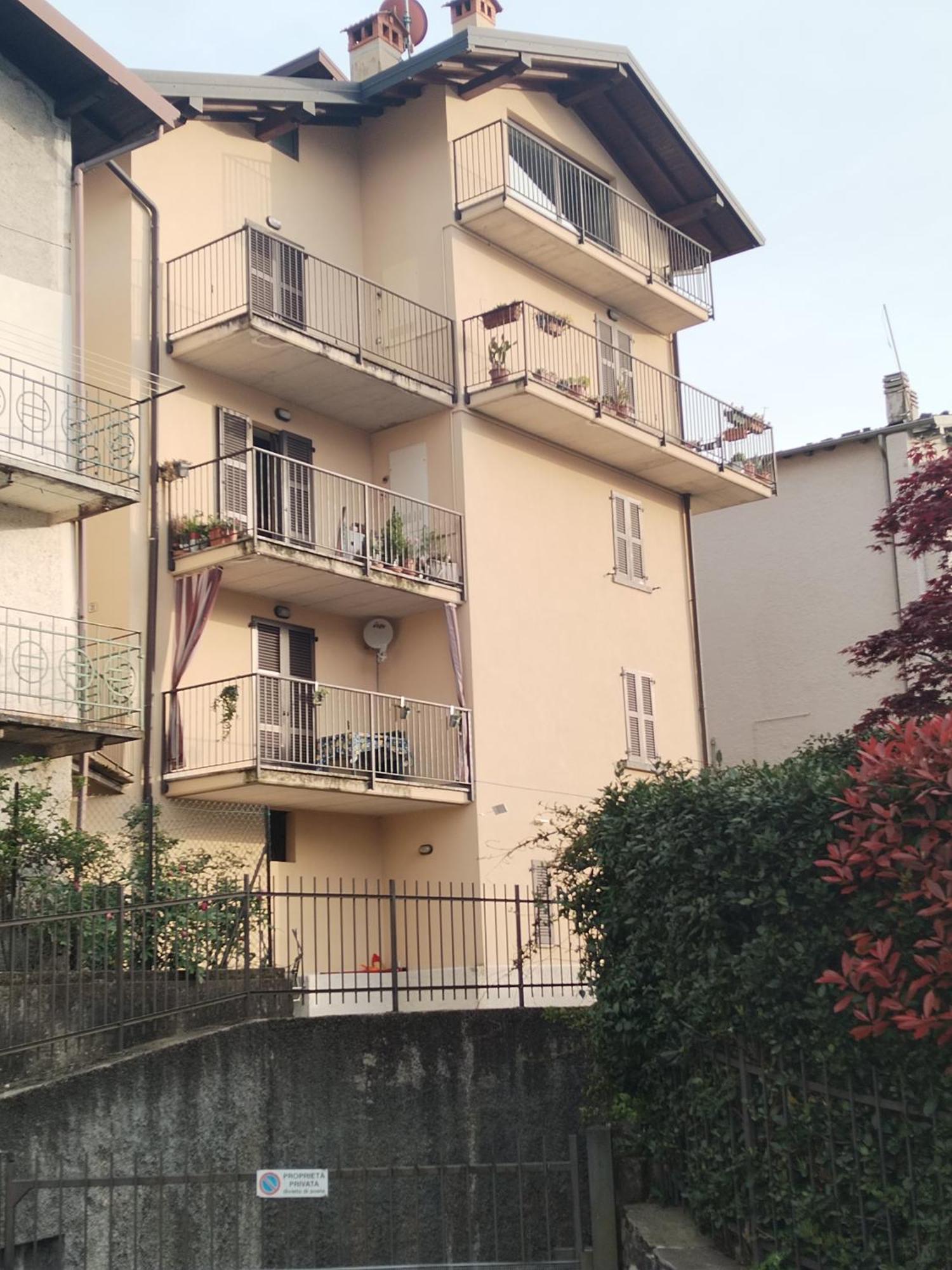 Little Country House Bellano Bagian luar foto